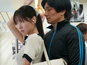 Một cô gái có đôi chân to và gợi cảm! Quần lót lụa đen hở đáy, cởi nửa quần lót, nâng mông và rung âm đạo, bộ trang phục gợi cảm rung lắc dữ dội được đưa vào