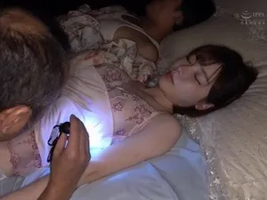 Cô chủ nhà dâm gạ tình chàng sinh viên năm nhất