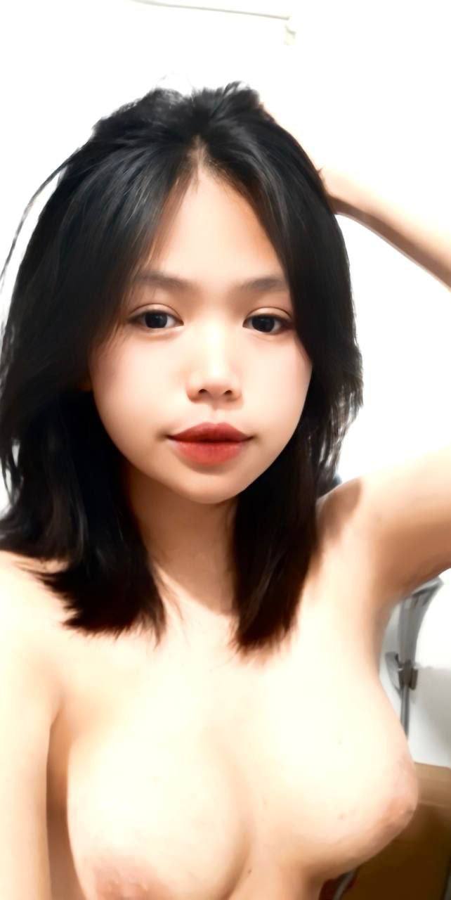 "Tôi vừa mặc quần áo... Anh cởi chúng ra mà không có sự đồng ý của tôi~ Nhẹ nhàng thôi..." Lời thoại thật buồn cười. Một nữ sinh viên xinh đẹp có vòng 3 lớn vừa bị làm tình đã bị lột sạch quần áo và bị làm tình một cách thô bạo lần nữa. Cái mông của cô ấy gợi cảm đến nỗi tôi đã xuất tinh vào bên trong cô ấy...